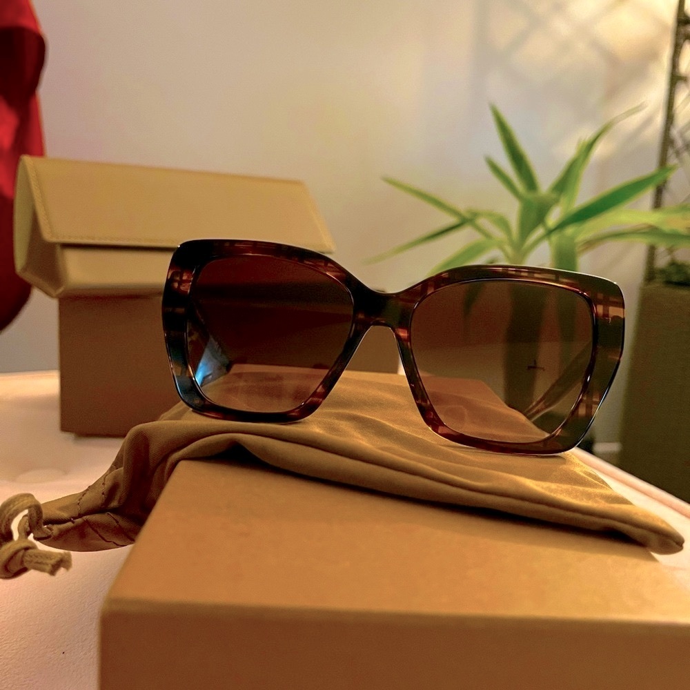 ✨ Burberry Tortoise Oversized Square Sunglasses - BNIB - Picture 2 of 3